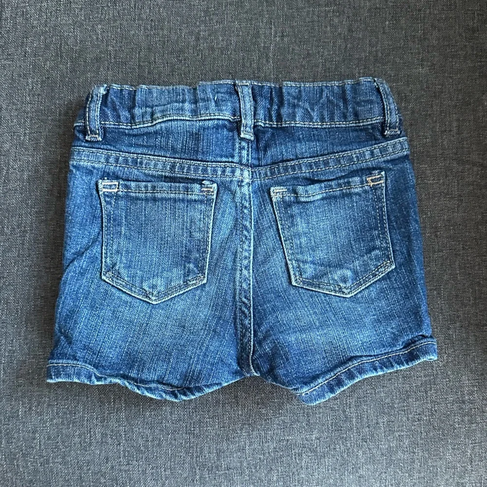 🎉 HOST PICK!! 🎉 EUC Baby Gap star denim shorts size 3T - Picture 2 of 3